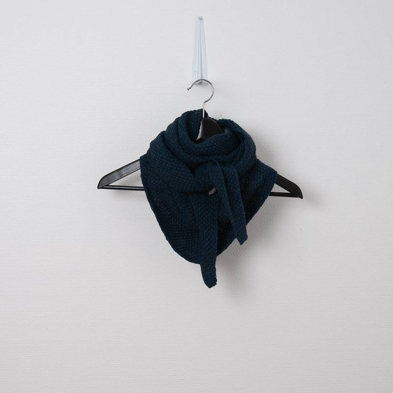 Rosenvinge Perlestrikket Triangel Skjerf i Jeans Blue