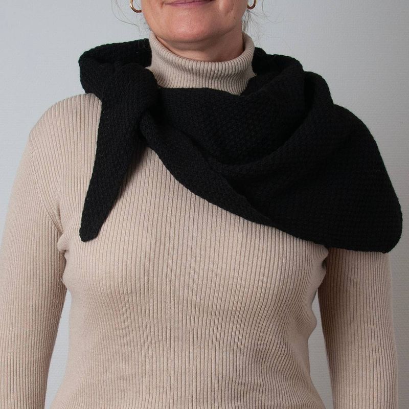 Rosenvinge Perlestrikket Triangel Skjerf i Black